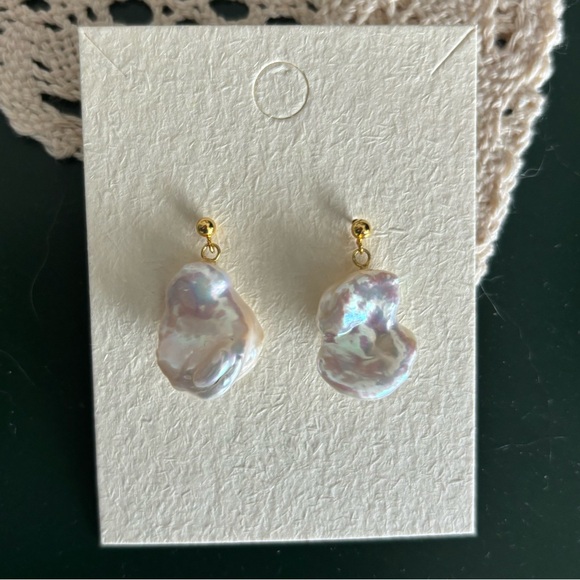 Iridescent baroque pearl earrings - Picture 6 of 6
